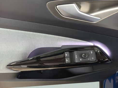 New 2025 Volkswagen ID.4 Pro AWD/4WD image 7