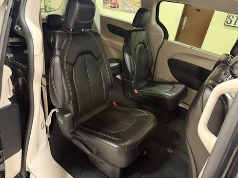 Used 2023 Chrysler Pacifica Touring-L FWD image 32