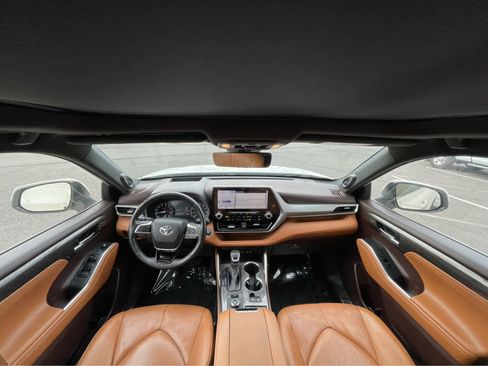 Used 2021 Toyota Highlander Platinum image 13