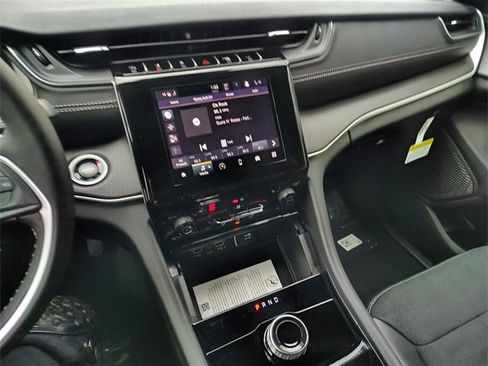 New 2025 Jeep Grand Cherokee L Altitude image 22