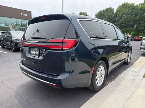 Used 2023 Chrysler Pacifica Touring-L FWD image 8