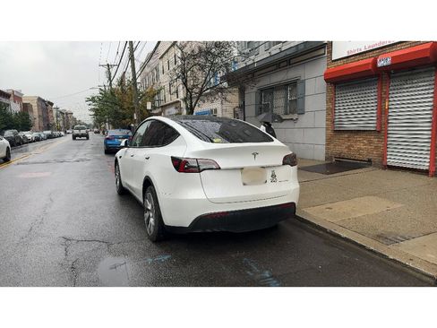 Used 2022 Tesla Model Y Long Range AWD/4WD image 3