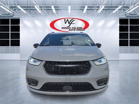 Used 2025 Chrysler Pacifica Limited FWD image 8