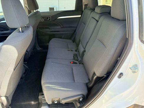 Used 2019 Toyota Highlander LE FWD image 11