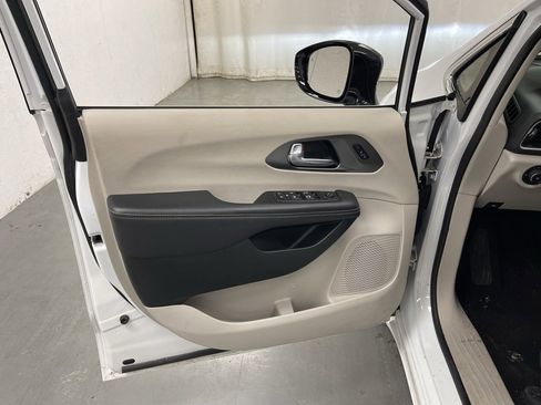 Used 2024 Chrysler Pacifica Touring-L image 18