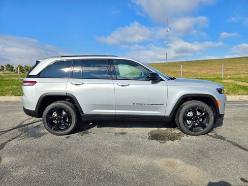 New 2025 Jeep Grand Cherokee Altitude image 2