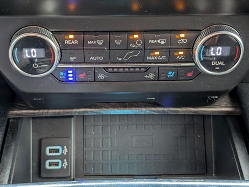 Used 2019 Ford Expedition Limited w/ Equipment Group 302A RWD image 19