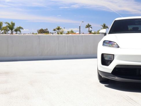 Certified 2025 Porsche Macan Electric RWD image 12