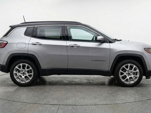 Used 2025 Jeep Compass Limited image 11