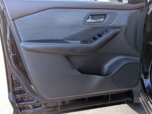 Used 2023 Nissan Rogue SV image 9