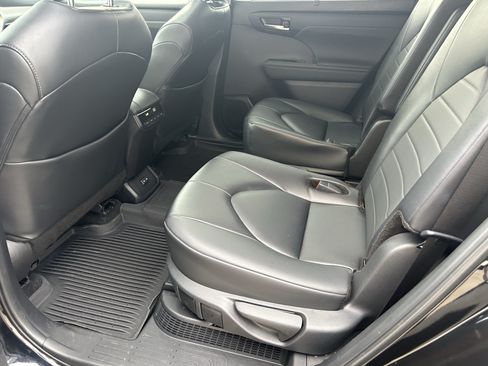 Used 2024 Toyota Highlander XLE AWD/4WD image 19