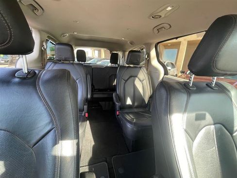Used 2020 Chrysler Pacifica Touring-L image 20