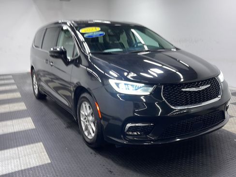 Used 2024 Chrysler Pacifica Touring-L FWD image 23