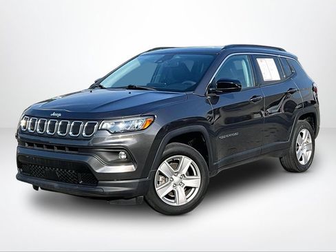 Used 2022 Jeep Compass Latitude w/ Sun and Sound Group AWD/4WD image 2
