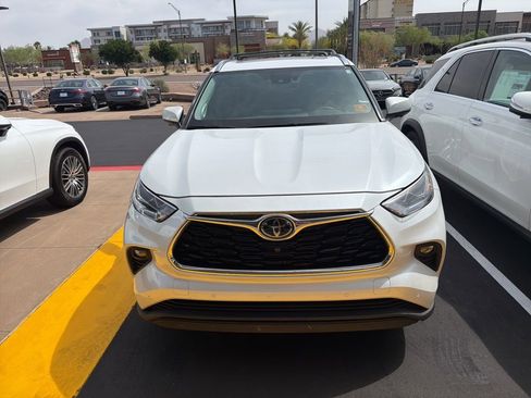 Used 2023 Toyota Highlander Limited image 2