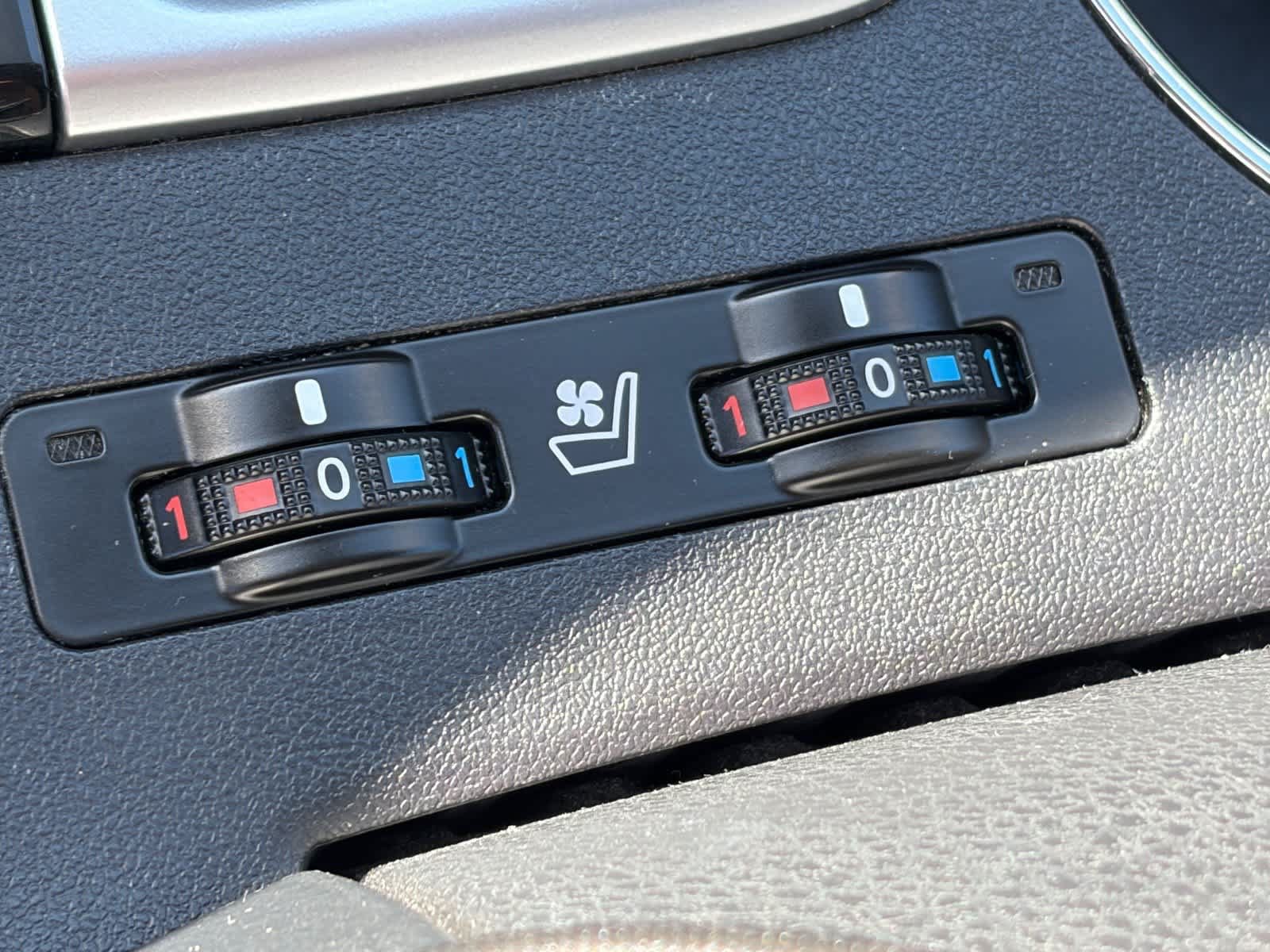 Used 2018 Toyota Highlander Limited w/ Carpet Mat Package (TMS) AWD/4WD image 21