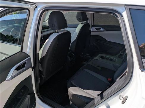 Used 2025 Volkswagen Taos SE AWD/4WD image 19