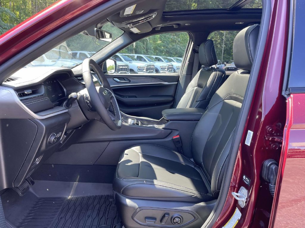 New 2026 Jeep Grand Cherokee Limited w/ Limited Altitude Package AWD/4WD image 26