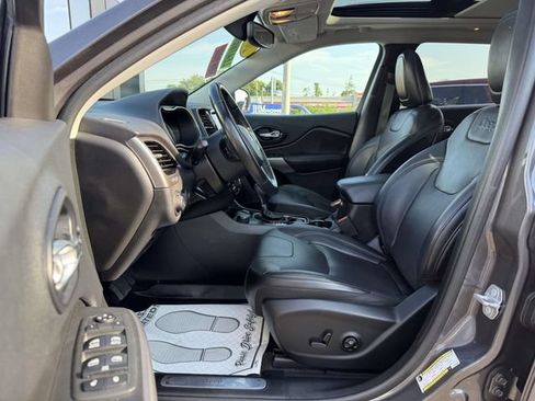 Used 2019 Jeep Cherokee Limited AWD/4WD image 9