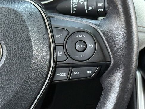 Used 2021 Toyota RAV4 XLE Premium image 18