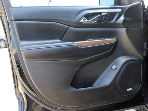 Used 2018 GMC Acadia SLE image 16