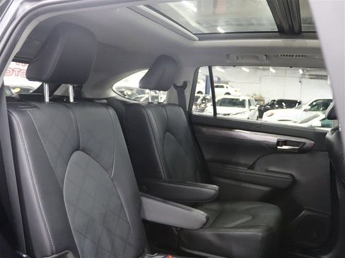 Used 2022 Toyota Highlander Platinum AWD/4WD image 21