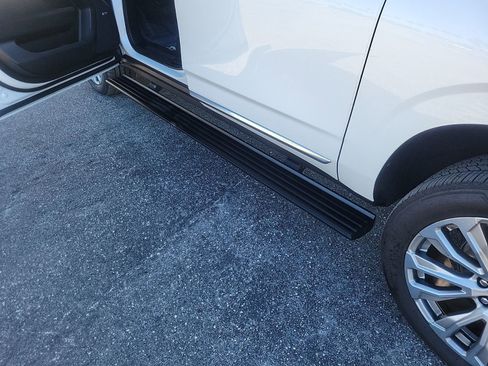 Used 2023 GMC Yukon XL Denali image 10