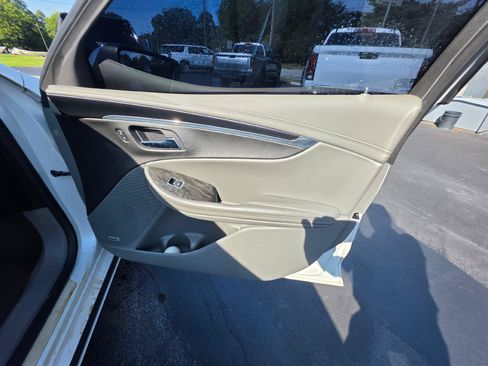 Used 2015 Chevrolet Impala LTZ FWD image 11