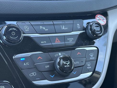 Used 2024 Chrysler Pacifica Touring-L image 10