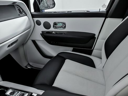 Used 2020 Rolls-Royce Cullinan image 39