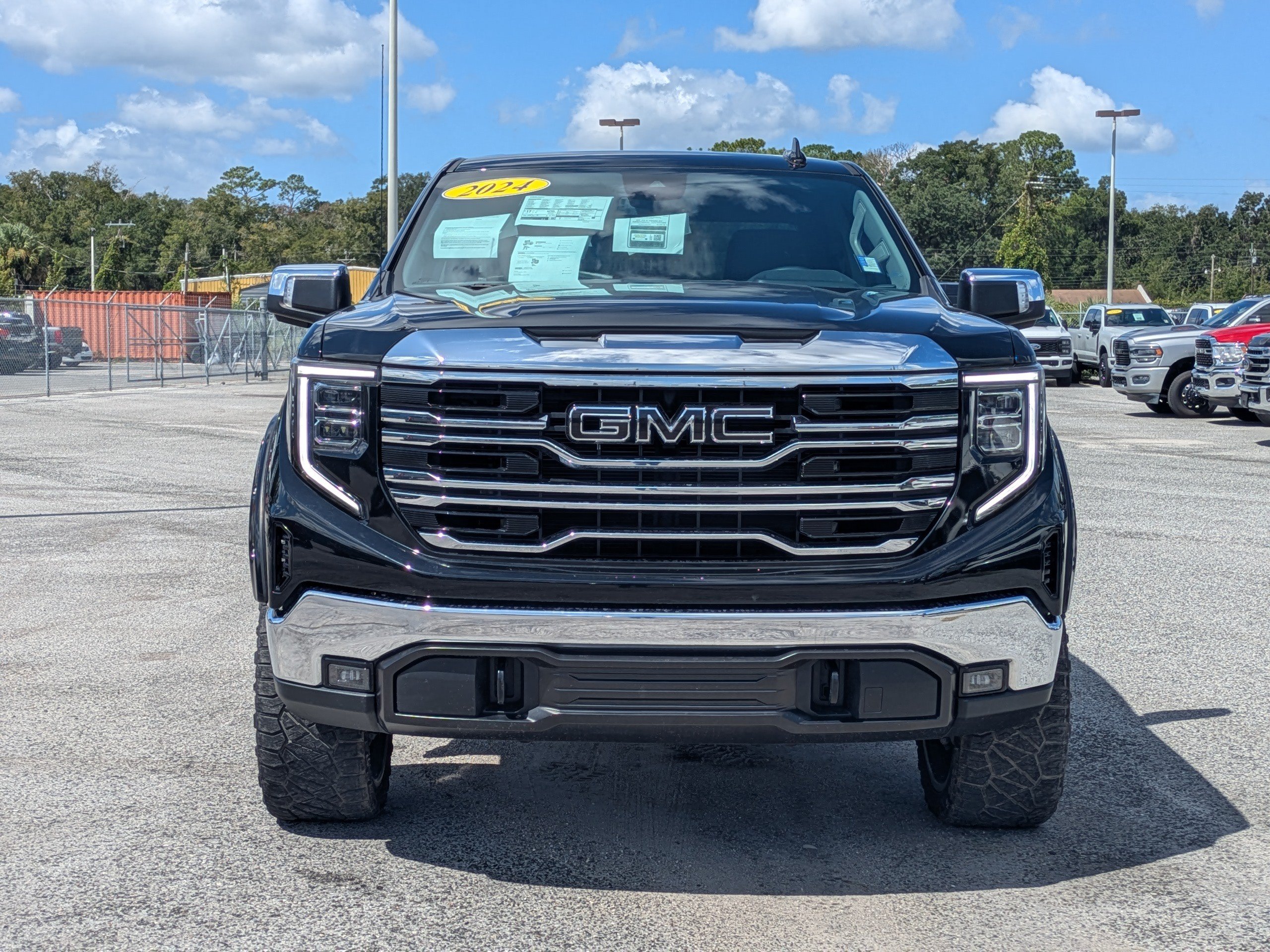 Used 2024 GMC Sierra 1500 SLT w/ SLT Premium Package AWD/4WD image 9