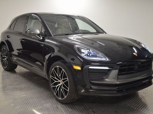 Certified 2025 Porsche Macan AWD/4WD image 9