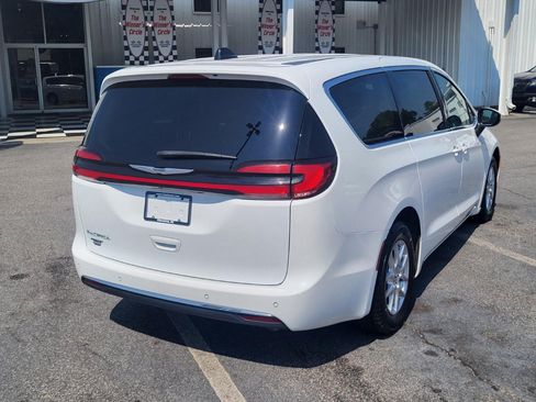 Used 2023 Chrysler Pacifica Touring-L FWD image 2
