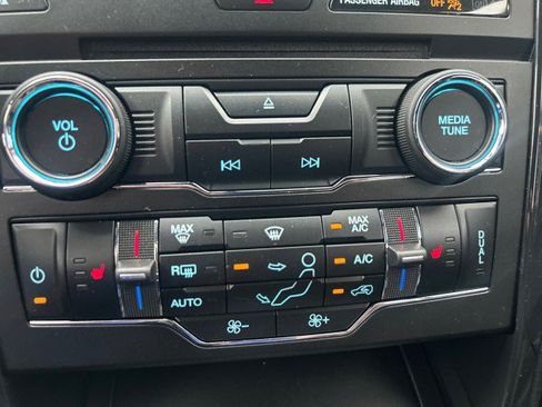 Used 2018 Ford Explorer XLT w/ Equipment Group 202A AWD/4WD image 21