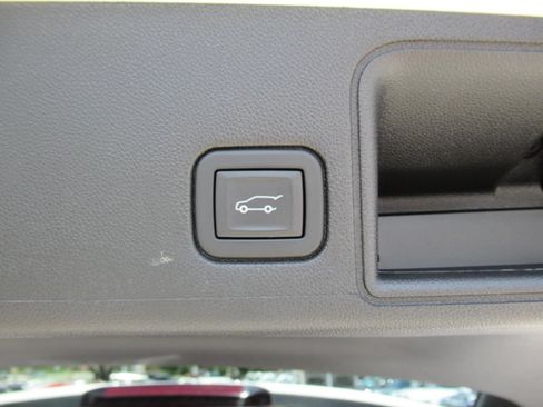Used 2024 GMC Terrain SLE w/ Driver Convenience Package FWD image 35