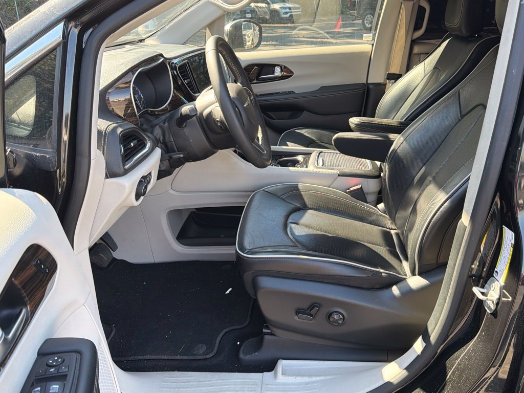 Used 2023 Chrysler Pacifica Limited FWD image 13