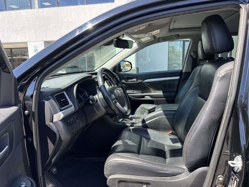 Used 2019 Toyota Highlander XLE AWD/4WD image 14