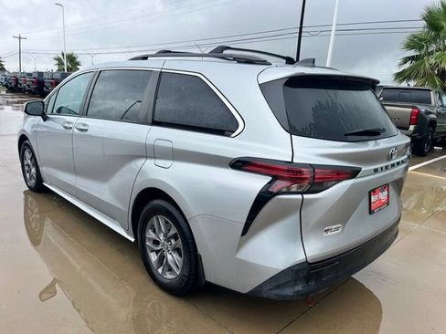Used 2022 Toyota Sienna XLE FWD image 4