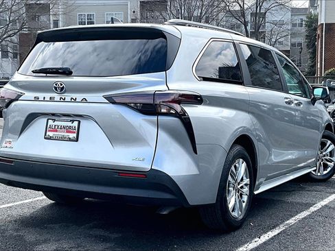 Used 2025 Toyota Sienna XLE w/ XLE Plus Package image 12