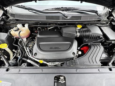 Used 2023 Chrysler Pacifica Touring-L FWD image 8