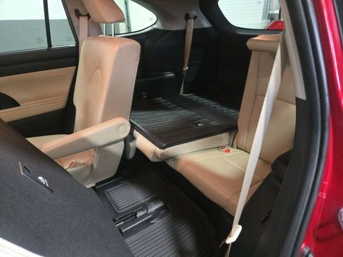 Used 2023 Toyota Highlander XLE image 20