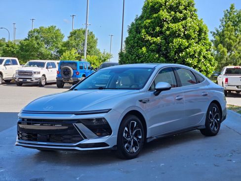 Used 2025 Hyundai Sonata SEL FWD image 3
