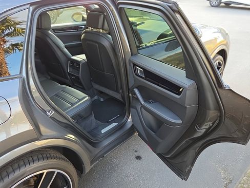 Used 2023 Porsche Cayenne Platinum Edition image 17