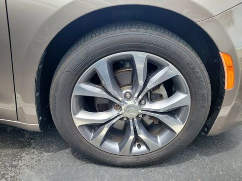 Used 2017 Chrysler Pacifica Limited FWD image 2