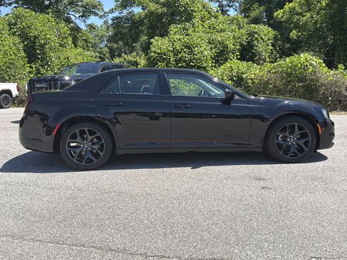 Used 2022 Chrysler 300 Touring w/ Sport Appearance Package RWD image 13