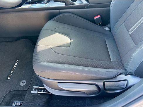 Certified 2025 Hyundai Elantra SE image 18