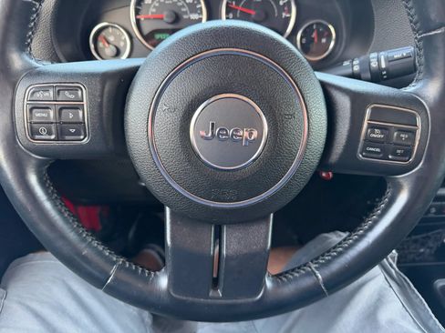 Used 2014 Jeep Wrangler Unlimited Sahara w/ Connectivity Group AWD/4WD image 21