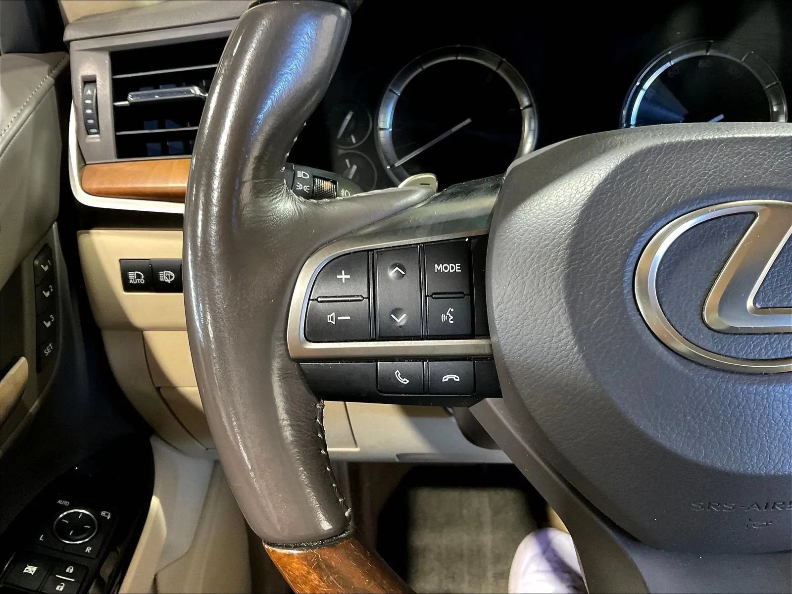 Used 2017 Lexus LX 570 4WD w/ Luxury Package image 22