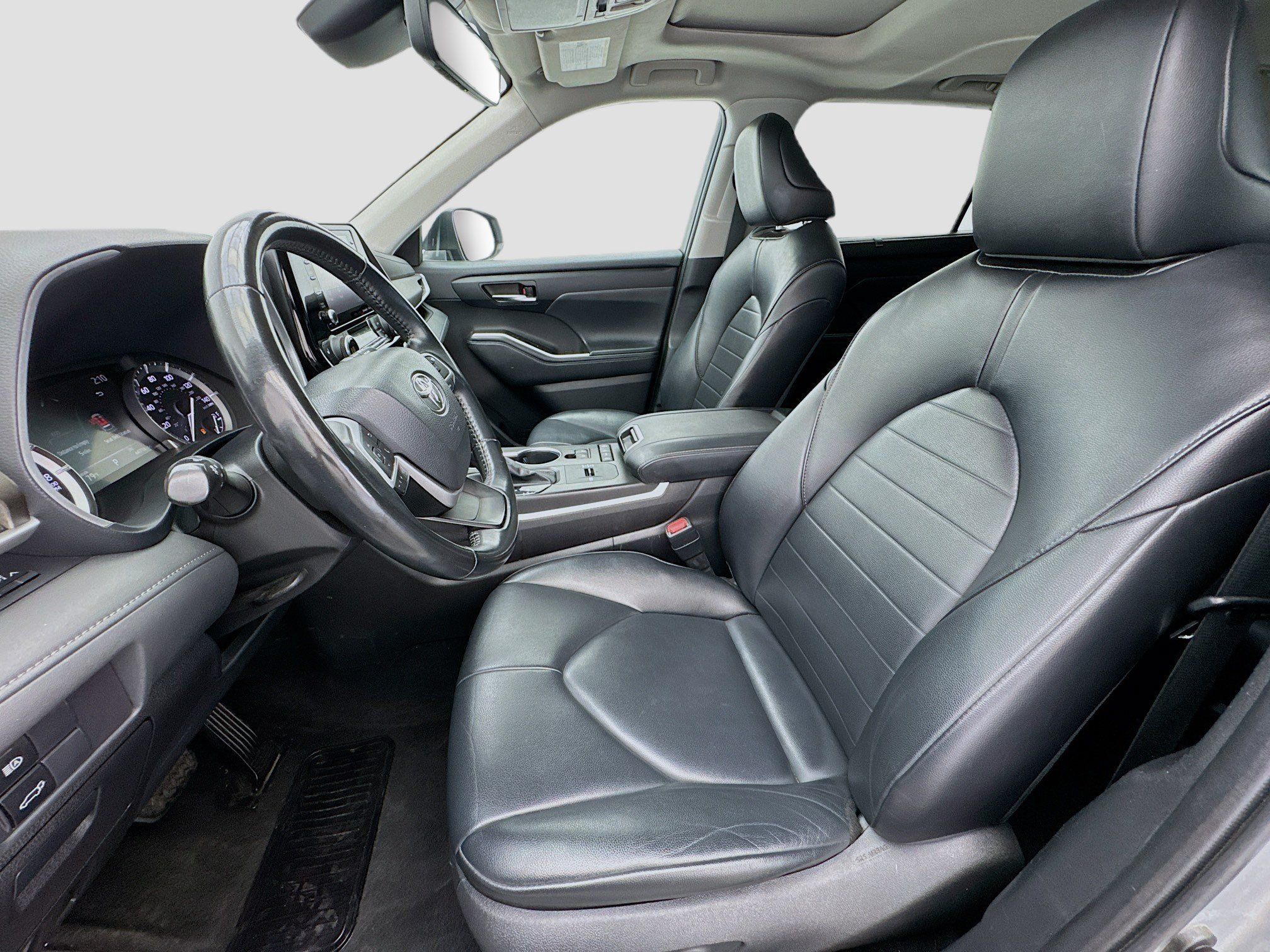 Used 2022 Toyota Highlander XLE FWD image 13