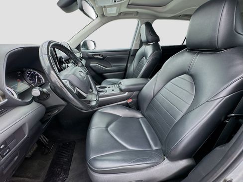 Used 2022 Toyota Highlander XLE FWD image 13